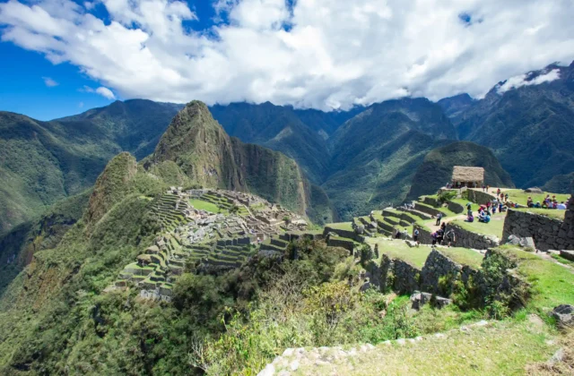 machu-picchu-cloudy-day