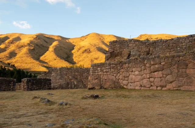 archaeological-center-puka-pukara-cusco-peru-october-5-2014